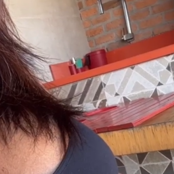 Grávida, Viviane Araujo descreve contrações de treinamento: 'A barriga fica dura, dura, dura, às vezes, só de lado, e aí ela solta'