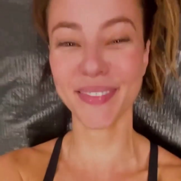 Paolla Oliveira exibiu a barriga sarada em look fitness após treino