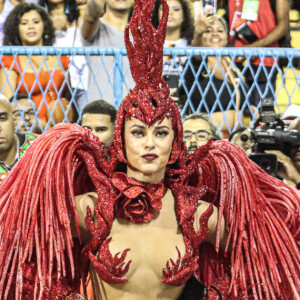 Paolla Oliveira: corpo sarado da atriz roubou a cena em um look mínimo no Carnaval