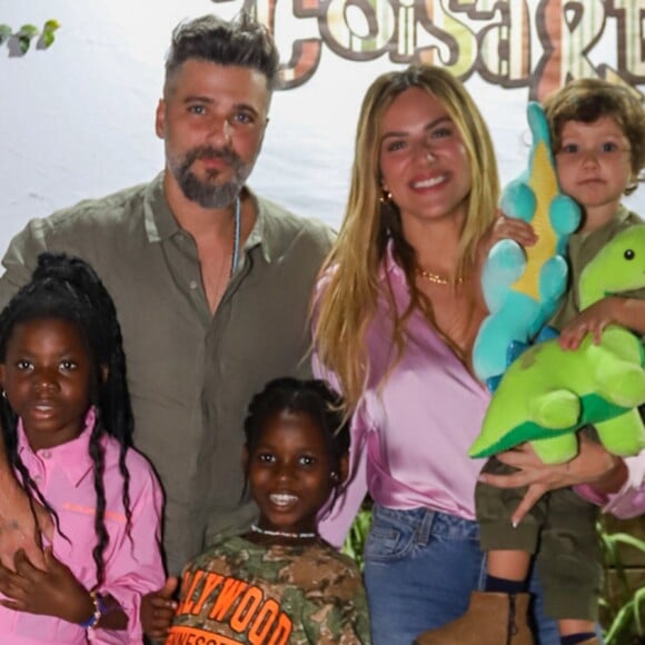 Famosos comparecem à festa de dois anos de Zyan, filho de Bruno Gagliasso com Giovanna Ewbank