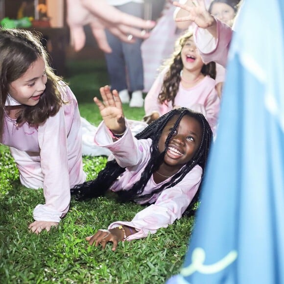 Titi reuniu mais de 20 amigas em sua festa do pijama