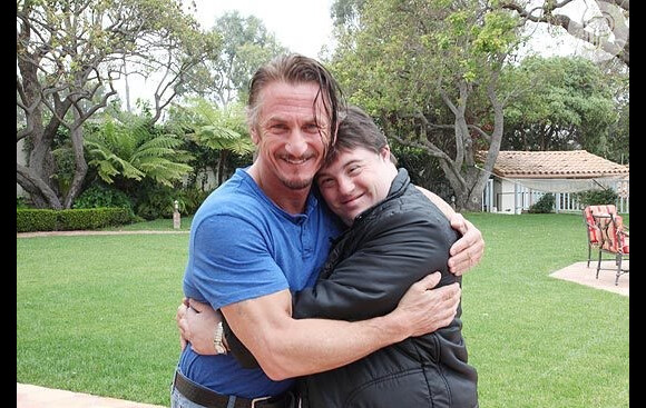 Ariel e Sean Penn posam na casa do ator, em Los Angeles
