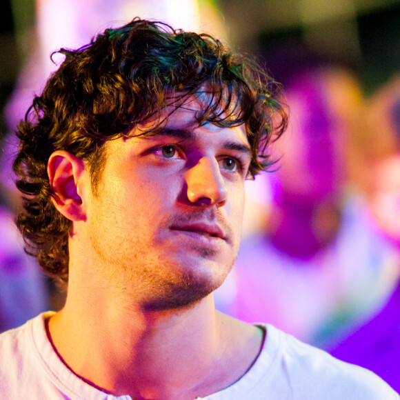 Marco Pigossi afirmou que na escola e em casa se escondia