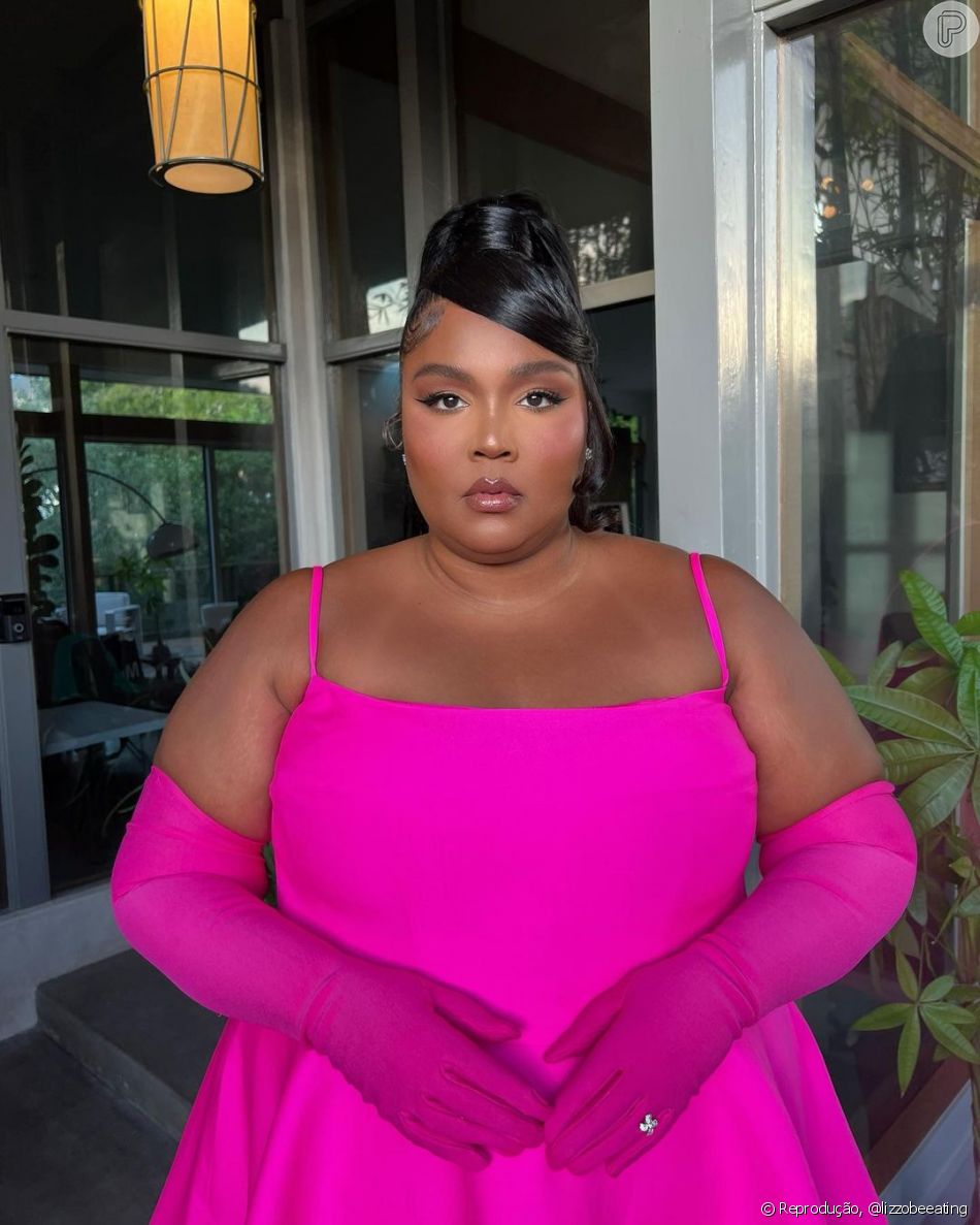 Luvas e vestido no mesmo tom de rosa deixaram o look de Lizzo bem Barbiecore