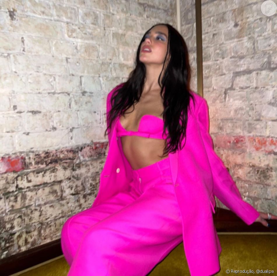 Barbiecore: combinação de cropped e calça de cintura alta deu o tom fashionista no outfit de Dualipa