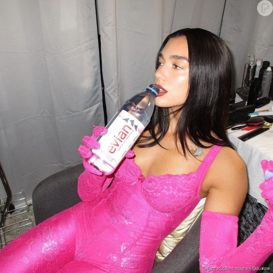 Renda e rosa se combinaram em produção de Dua Lipa