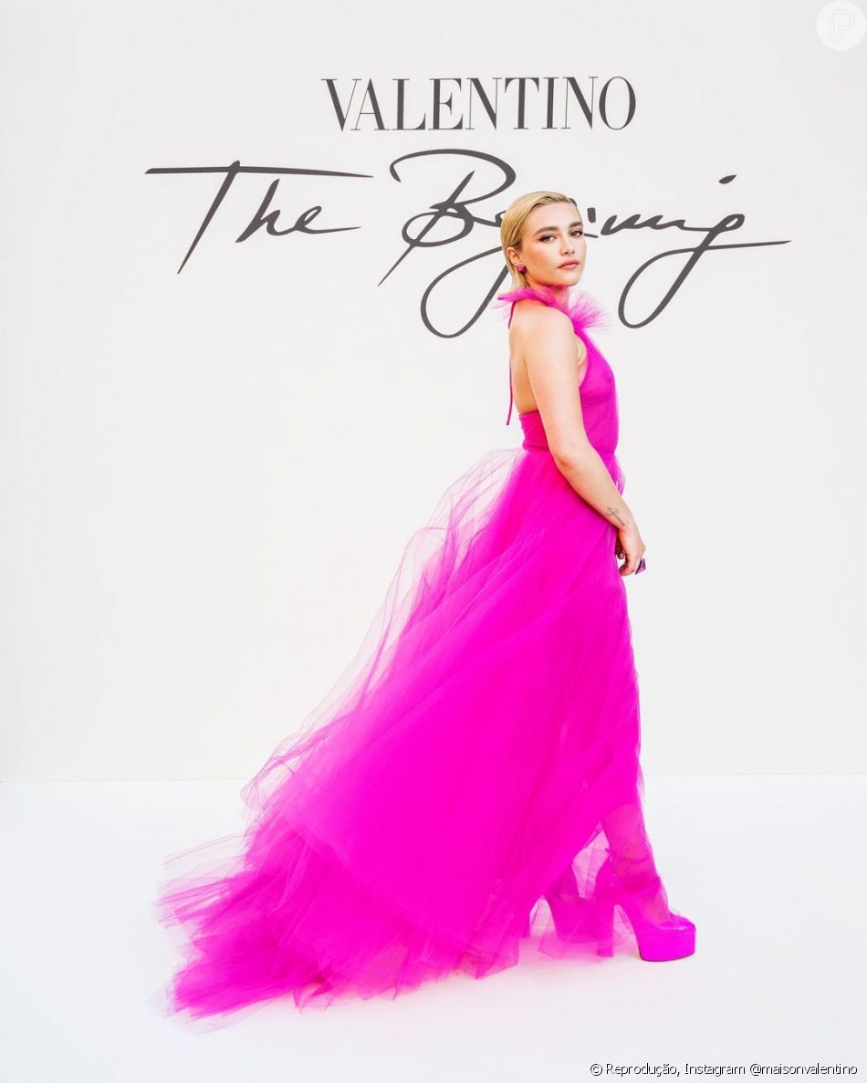 Vestido longo e fluido deixa visual all pink mais sofisticado