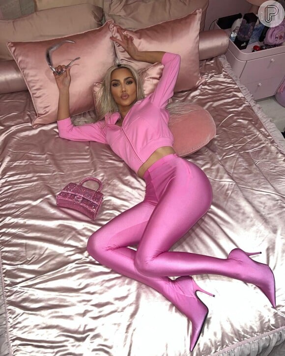 Legging cor de rosa com bota embutida foi destaque no look Barbiecore de Kim Kardashian