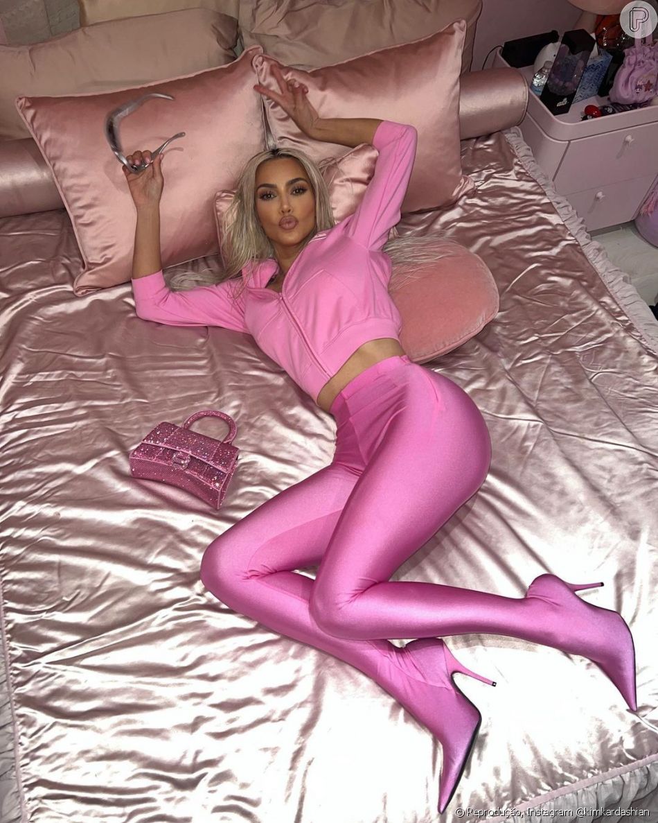 Legging cor de rosa com bota embutida foi destaque no look Barbiecore de Kim Kardashian