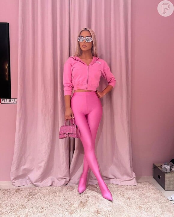 Barbiecore em look urbano e justo: Kim Kardashian está na lista de famosas que aderiu à trend