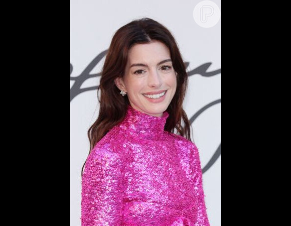 Barbiecore: brilho e gola alta se conectaram no outfit de Anne Hathaway na trend