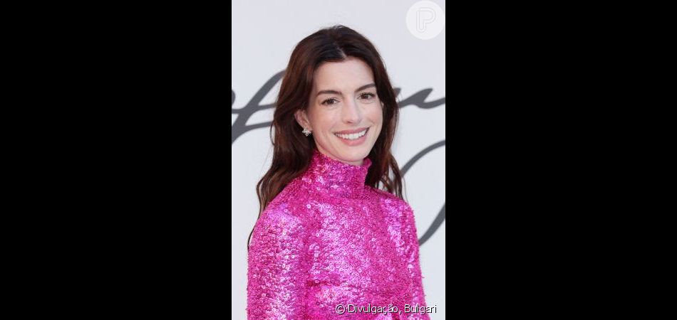Barbiecore: brilho e gola alta se conectaram no outfit de Anne Hathaway na trend