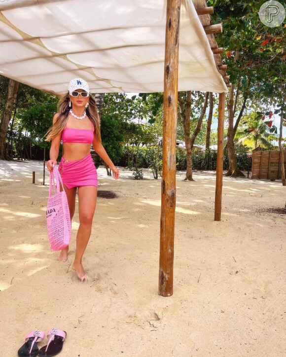 Moda praia na tendência Barbiecore: inspire-se nesse outfit de Thassia Naves