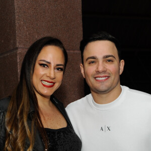 Namorado de Silvia Abravanel escolheu moletom branco para curtir o evento