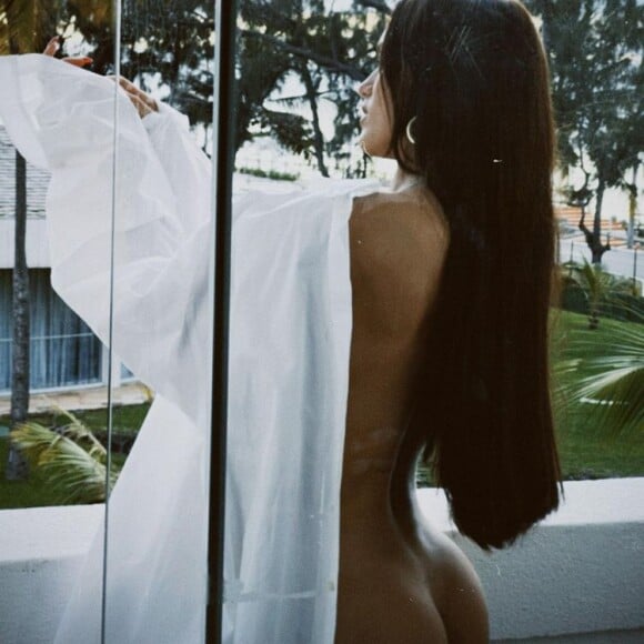 Rafa Kalimann recentemente publicou um nude de seu bumbum