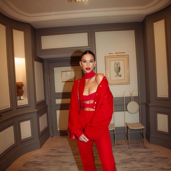 Bruna Marquezine mostrou a caracterização de sua personagem aos fãs