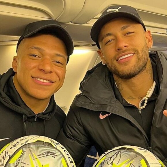 Relação entre Neymar e Mbappé muda após quase saída do brasileiro do PSG