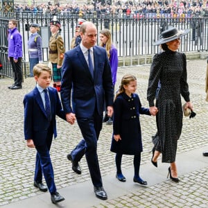 "Markle acreditava que os Cambridge [William e Middleton] não eram generosos o suficiente com ela e não a reconheciam apropriadamente"