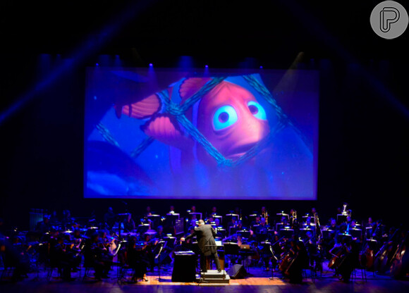 A cenografia do universo Pixar é embalada pelas vozes de cantores convidados, que interpretam grandes clássicos premiados do estúdio