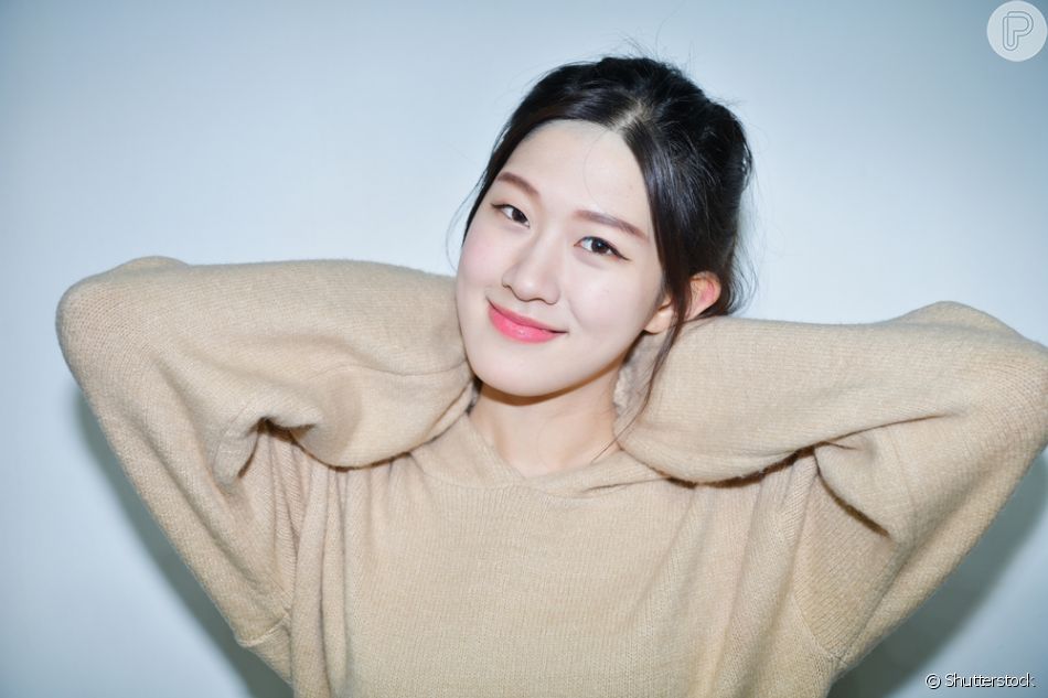 Blusa de frio feminina em cores neutras é opção versátil na moda de inverno
