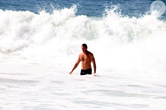 Nas ondas, Paulo Rocha, o Orville da novela 'Império', mergulhou sem camisa