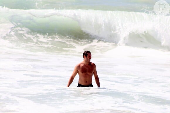 Paulo Rocha, o Orville da novela 'Império', mergulha sem camisa e mostra corpo em forma em praia no Rio