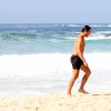 Paulo Rocha, o Orville da novela 'Império', mergulha sem camisa e mostra corpo em forma em praia no Rio