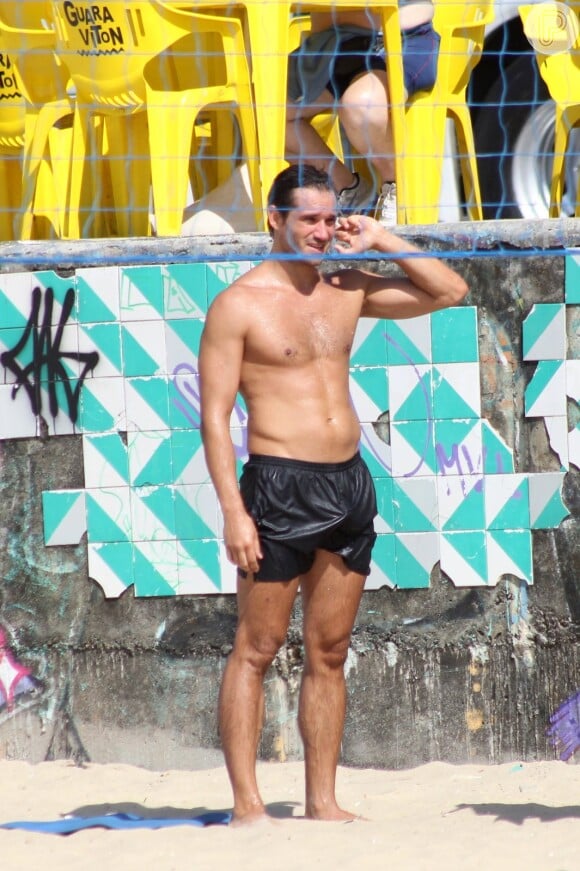 Com um short preto, Paulo Rocha, de 'Império', mostrou a boa forma em praia