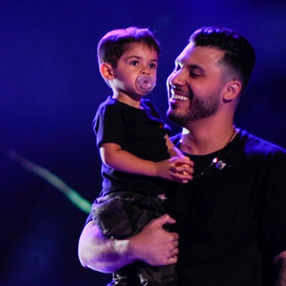 Murilo Huff faz homenagem à Marília Mendonça e recebe filho no palco, em 24 de julho de 2022