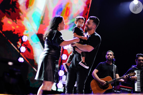 Murilo Huff canta música de Marília Mendonça com filho no colo em show