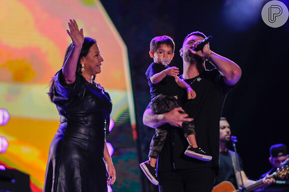 Murilo Huff recebe mãe de Marília Mendonça e homenageia cantora em show