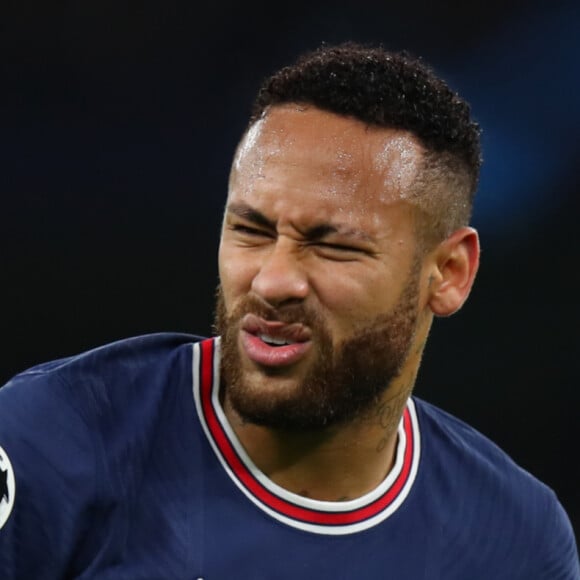 Neymar também foi criticado por muitos internautas: 'Assopra que é pênalti. Como vamos ganhar a Copa com esse 'craque'?'