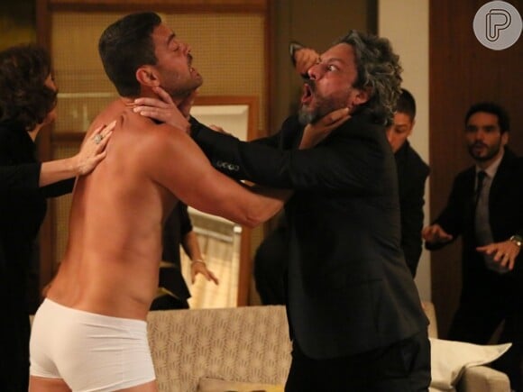 José Alfredo (Alexandre Nero) entra no quarto da mulher aos berros e começa uma briga com Mauílio (Carmo Dalla Vecchia), em 'Império'