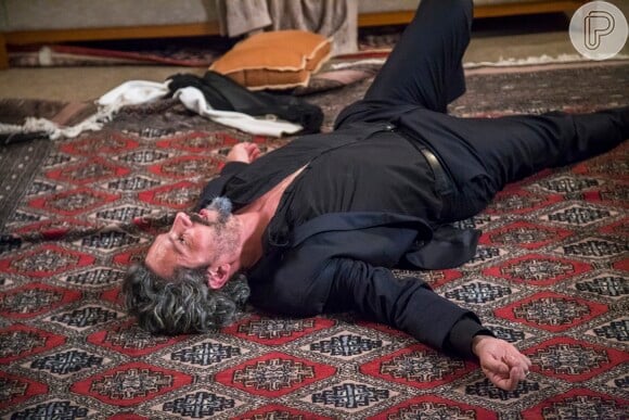 José Alfredo (Alexandre Nero) passa mal e aparenta estar morto depois de beber uma poção preparada por um curandeiro, em 'Império', em 18 de dezembro de 2014