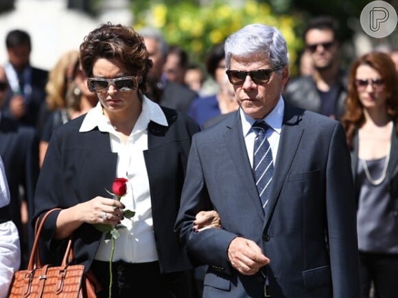 Beatriz (Suzy Rêgo) e Cláudio (José Mayer) vão ao enterro de José Alfredo (Alexandre Nero), em 'Império'