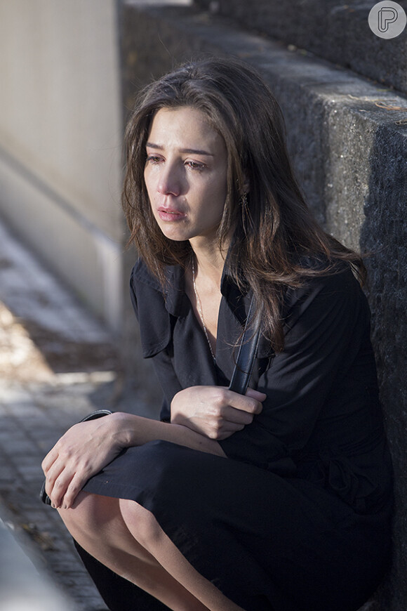 Cora (Marjorie Estiano) se desesera e chora a morte José Alfredo (Alexandre Nero), em cenas de 'Império'