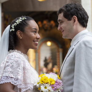 Letícia (Larissa Nunes) se casou com Lorenzo (Guilherme Prates), acreditando que Bento (Matheus Dias) morreu na guerra, na novela 'Além da Ilusão'