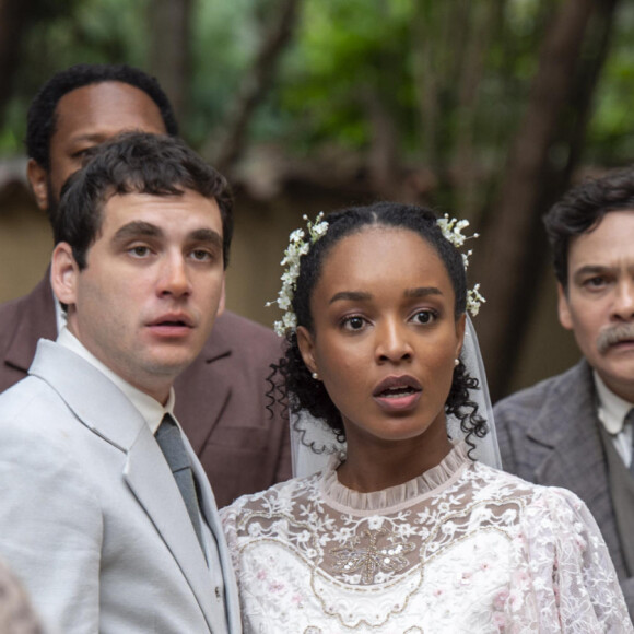 Letícia (Larissa Nunes) e Lorenzo (Guilherme Prates) foram surpreendidos pela volta de Bento (Matheus Dias), na novela 'Além da Ilusão'