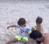 Gusttavo Lima e Andressa Suita se refrescaram no mar e brincaram na areia com os filhos