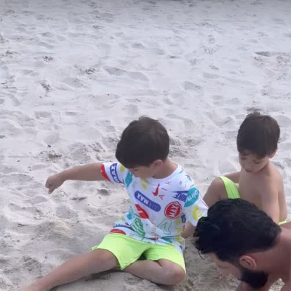 Gusttavo Lima e Andressa Suita se refrescaram no mar e brincaram na areia com os filhos