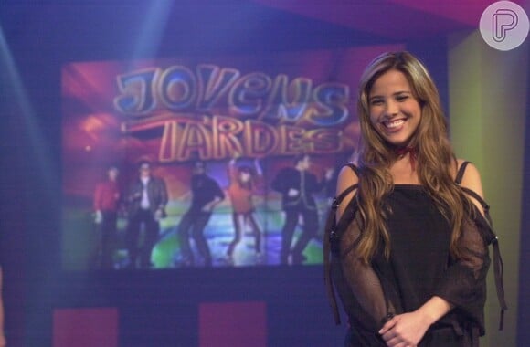 Wanessa mostra seus fios longos no musical em homenagem à Jovem Guarda, exibido na TV Globo, em 2002