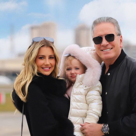 Ana Paula Siebert curtiu férias nos EUA com marido, Roberto Justus, e a filha