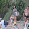 Rafa Kalimann e José Loreto foram flagrados po um paparazzo na praia