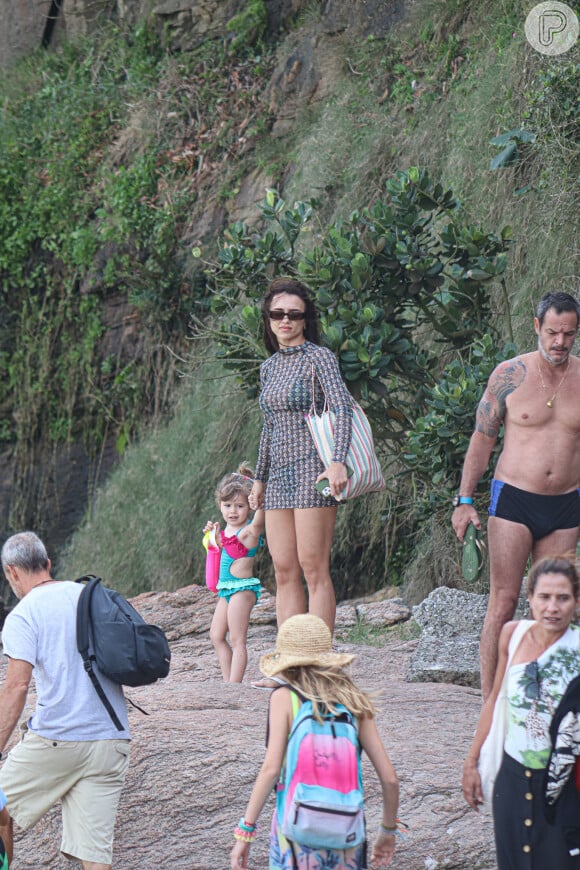 Rafa Kalimann e José Loreto foram flagrados po um paparazzo na praia