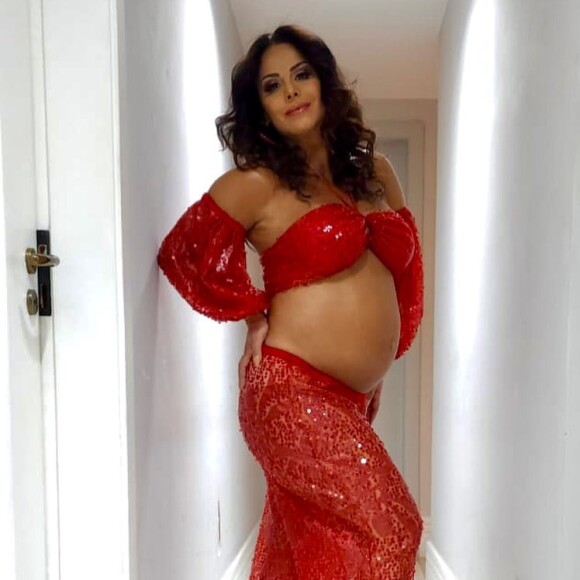 Viviane Araujo amarrou a sandália por cima na calça