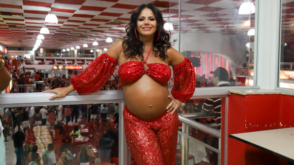 Truque de styling de Viviane Araujo na gravidez: atriz usa sandália amarrada na calça para inspirar. Fotos do look!