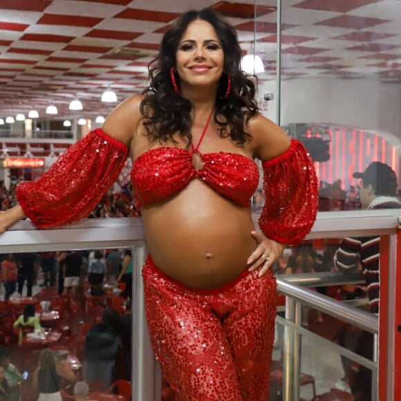 Grávida, Viviane Araujo colocou a barriga de fora em ensaio do Salgueiro