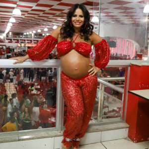 Viviane Araujo está grávida de 8 meses e exibiu as novas curvas do corpo em look vermelho