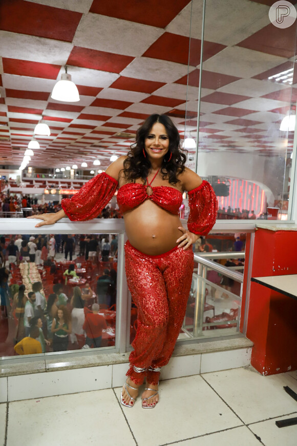 Viviane Araujo está grávida de 8 meses e exibiu as novas curvas do corpo em look vermelho