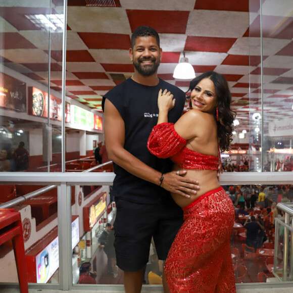 Viviane Araujo e o marido, Guilherme Militão, esbanjaram simpatia em ensaio do Salgueiro